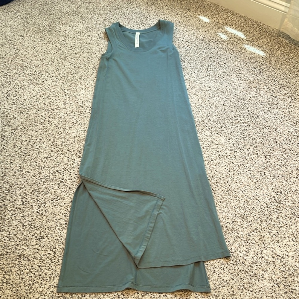 Lululemon sleeveless maxi dress with side slits Size 2